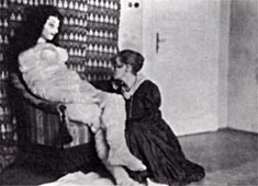 Alma Mahler Puppe mit ihrer Schöpferin Hermine Moos
